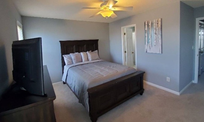 Northeast Raleigh House | Lovely & Charming 2BD | 2.5BTH Minimalistic Town House on a Golf Course