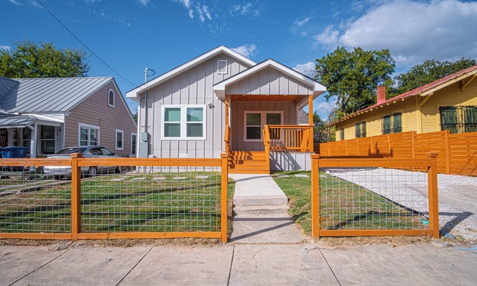 Historic Garderns House | Lovely & Charming 4BR/2.5BA Near Downtown's Prime