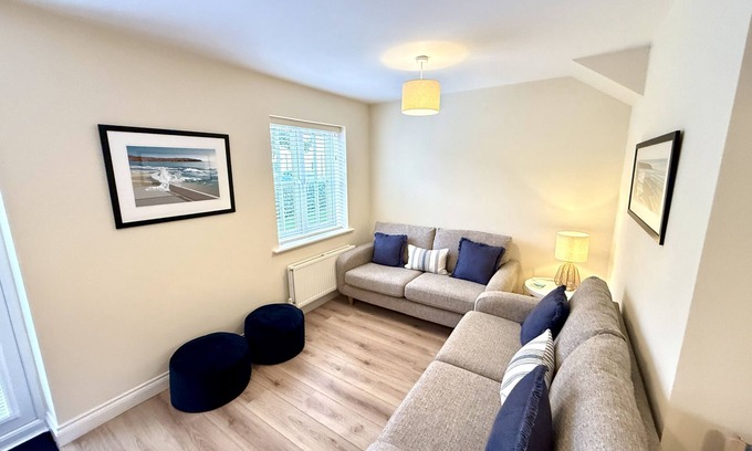 Filey Cottage | Lovely Coastal Cottage - Sleeping 4 in 2 bedrooms - Pool and Beach Access Included.