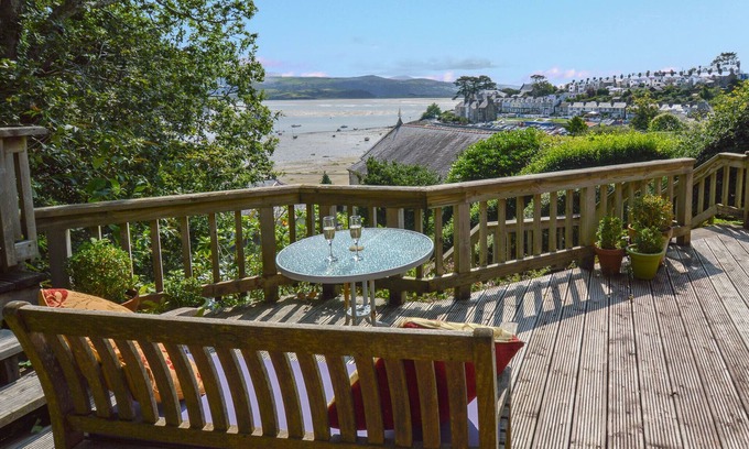 Borth-y-Gest Cottage | Lovely cottage with magnificent sea views in Borth y Gest