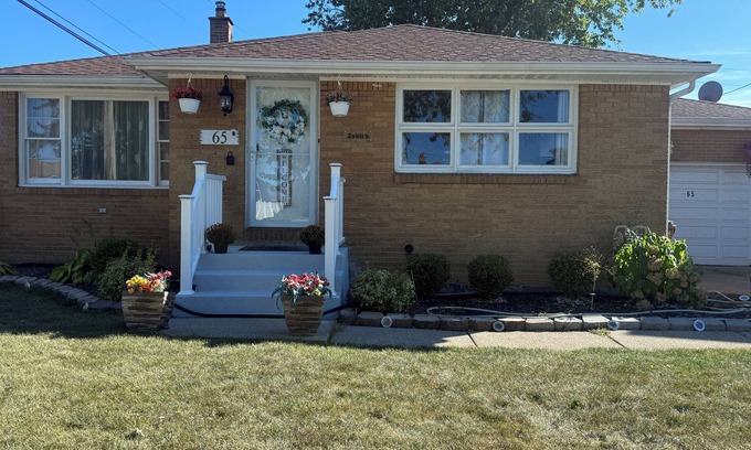 Cheektowaga House | Lovely cozy 3-bedroom ranch house/near airport