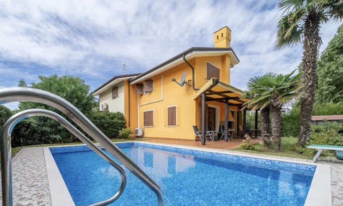 Isola Albarella Villa | Lovely Duplex Villa with swimming pool and golf court view