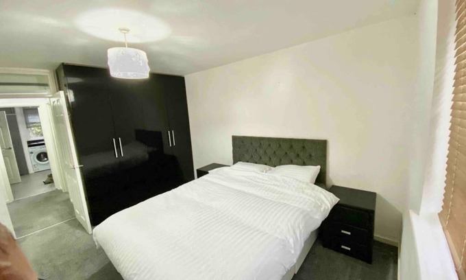 Staines Apartment | Lovely Flat next to Riven Close to Heathrow