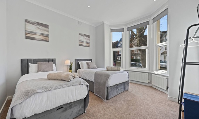 West Ealing Apartment | Lovely Garden Flat within proximity of Elizabeth Line in West Ealing