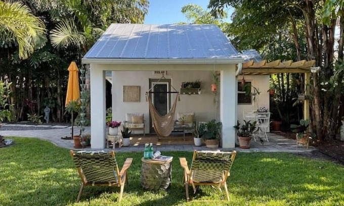 Victoria Park Cottage | Lovely Garden Studio Cottage - Walk to Las Olas Blvd - 10 min drive to the Beach