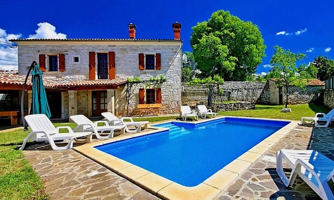 Jakovici House | Lovely home in Tinjan with WiFi