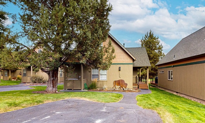 Redmond Ski Chalet | Lovely home with deck, shared pool, gym, hot tub, & tennis