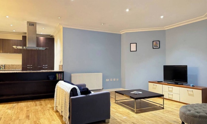 East Putney Apartment | Lovely large flat in brilliant location. Free off road parking space