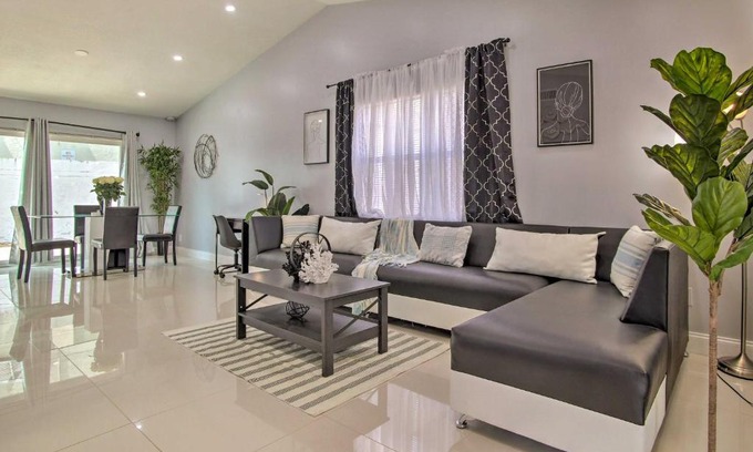 Lauderhill House | Lovely Lauderhill Retreat Less Than 12 Mi to Beach!