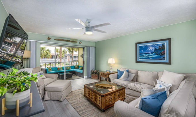 Caloosahatchee Condo | Lovely modern 2 bed condo w/pool and gulf access