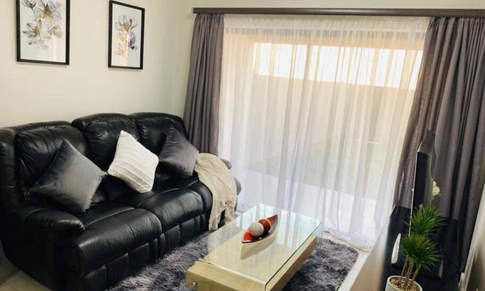 Greater Johannesburg Metropolitan Area Apartment | Lovely one-bedroom apartment in a secure complex in Northgate, Randburg