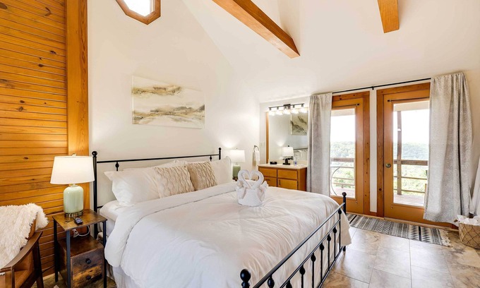 Eureka Springs Apartment | Lovely Ozarks Cabin Rental ~ 5 Mi to Beaver Lake!