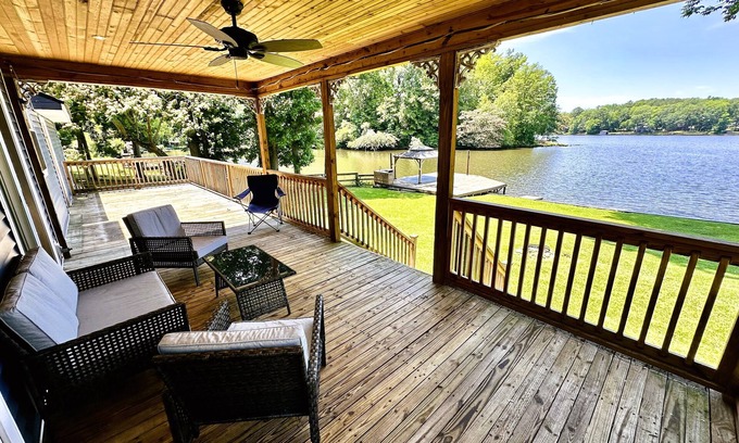 Macon House | Lovely, peaceful LAKE-front house with beautiful view and sunsets!