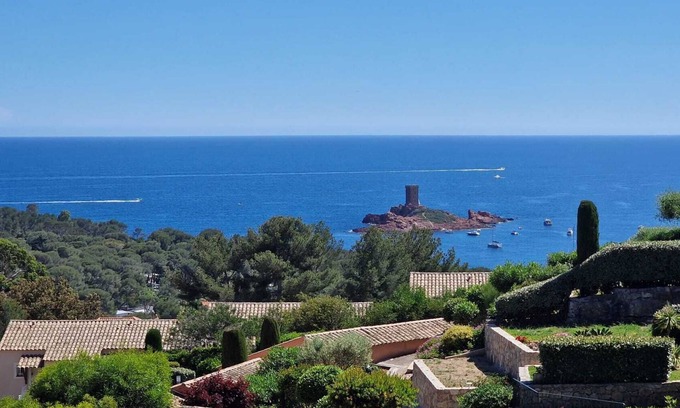 Le Dramont Villa | Lovely renovated south-facing villa with sea view