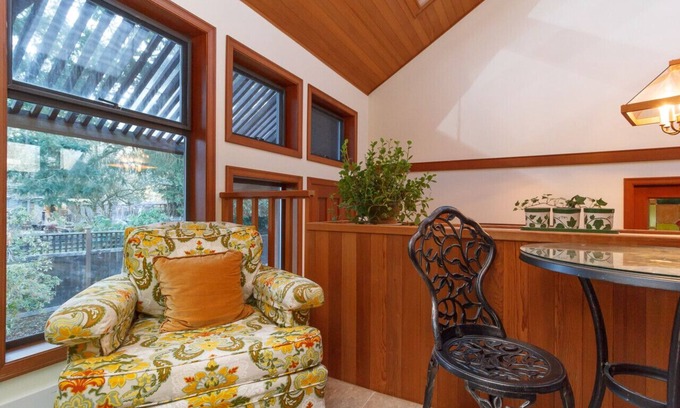 North Saanich House | Lovely Room with Romatic Fireplace 5 Minutes from Victoria International Airport