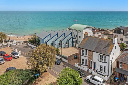 Felpham House | Lovely Seaside Villa & Gardens 40 Metres to Beach