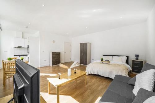 Borehamwood Apartment | Lovely Spacious Private Studio 89 with parking
