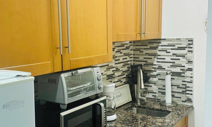 West Little Havana House | Lovely Studio close to Airport, Wynwood and Downtown free WiFi and Parking