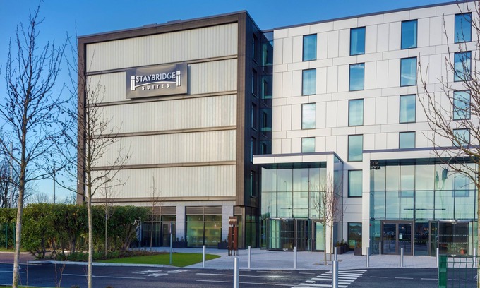 Heathrow Villages Apartment | Lovely Suite 5 Mins from Heathrow Airport | Business Centre On-Site + Free Wi-Fi