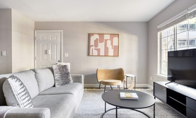 Sunnyvale Apartment | Lovely Sunnyvale 1BR w/Gym, Pool & Parking, near freeways, by Blueground