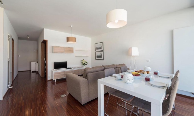 Lordelo do Ouro e Massarelos Apartment | LovelyStay - Casas Brancas - Modern Apartment with Balcony & free private parking