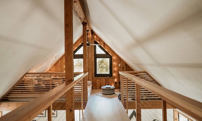 Mariposa Apartment | Lovers nest by Casa Oso with hiking trails/pond