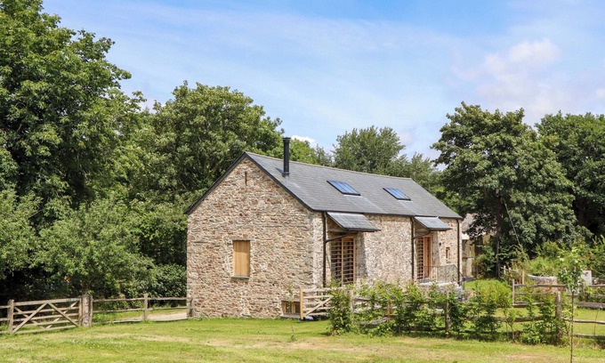 Morwellham Cottage | LOWER WALREDDON BARN, pet friendly, with hot tub in Tavistock