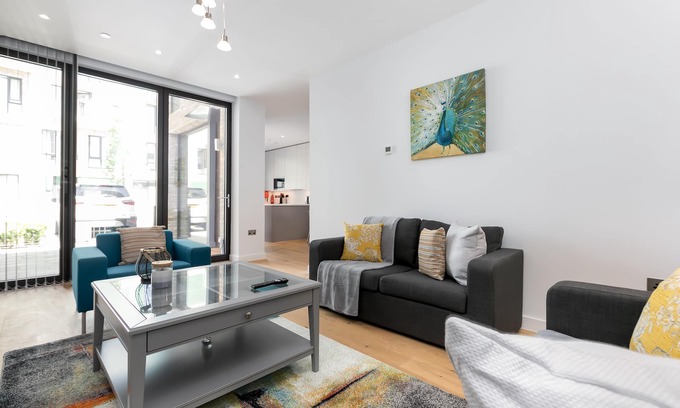 Peninsula House | LT Greenwich 3 Bed-House-Ensuite with Shower