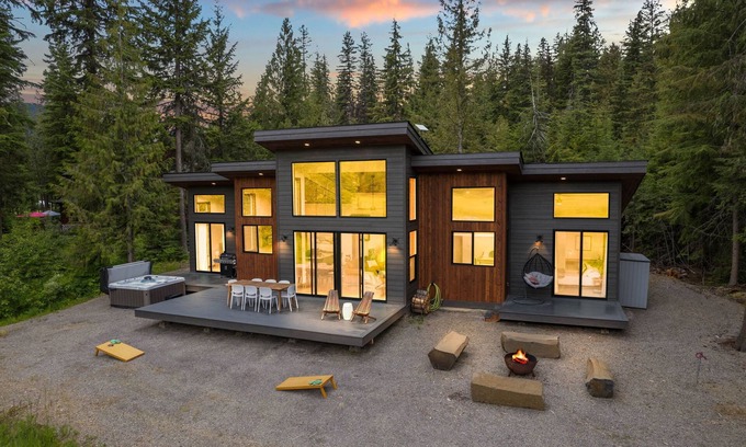 Priest River House | Luby Lodge - Modern Luxury Home with a Hot Tub