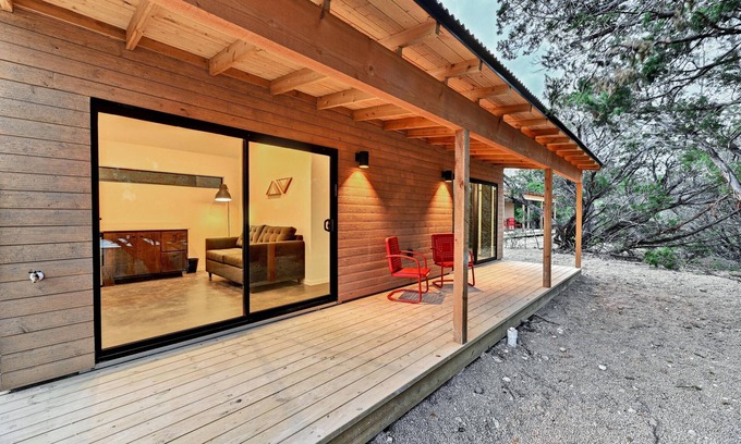 Dripping Springs Cabin | Lucky Arrow Retreat: Porch Houses