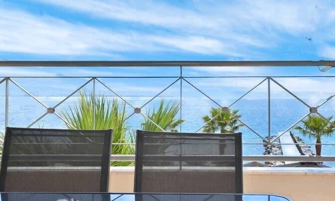 Nees Pagases Apartment | Lucky's Homes - Sunny Beachfront Suite