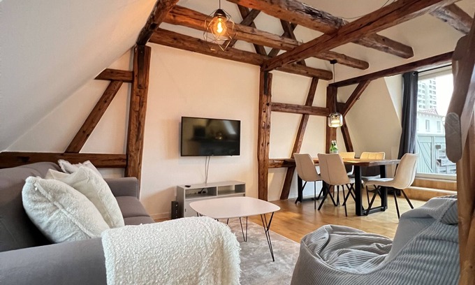 Ludwigsburg Apartment | Ludwigshome: Im Zentrum mit Balkon Smarttv