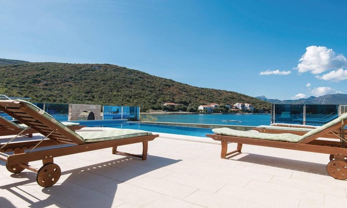 Dubrava Apartment | Luka Dubrava is a small fishing village in the middle of Peljesac, with only a few houses.