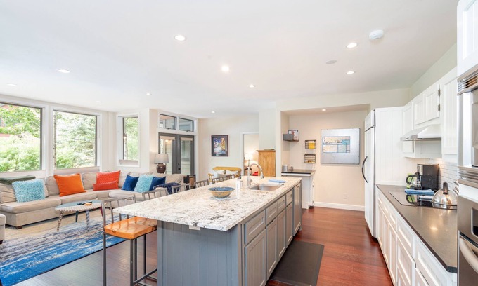 Telluride Condo | Lulu-North Chute by Curate Telluride-Pool, Hot tub, Walkable, Town, Res Parking