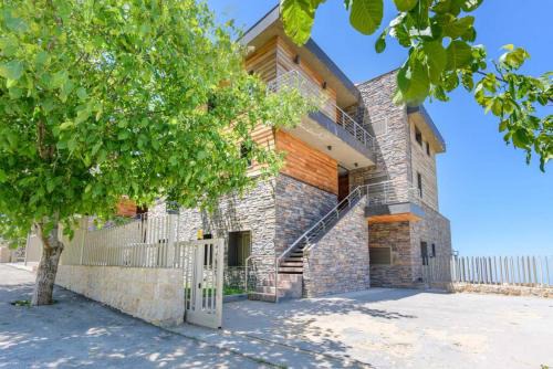 Kfardebian Villa | Lumber's 3-Bedroom House with Garden in Bakish