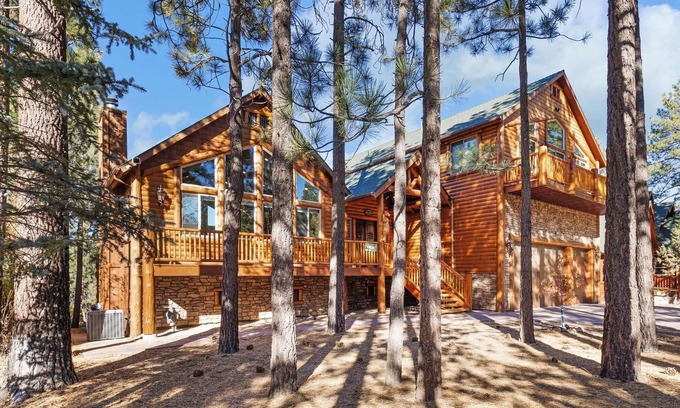 Evergreen Estates Cabin | Luna Lodge by Destination Big Bear : Centrally Located between Snow Summit and Bear Mtn in Beautiful Heavenly Valley Estates! 6 Bedrooms with En-Suites! Spa! Gameroom! Theater Room!