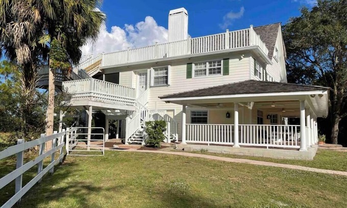 Jupiter Farms House | Lush 2Acre HotTub Beach Parks Trails Bikes Stadium