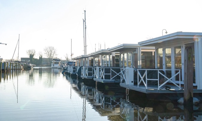 Lemmer Boat Rental | Lush houseboat with roof terrace in Lemmer