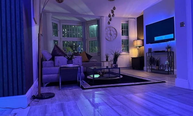 Edgbaston Apartment | Lush Jacuzzi Apartment with Balcony