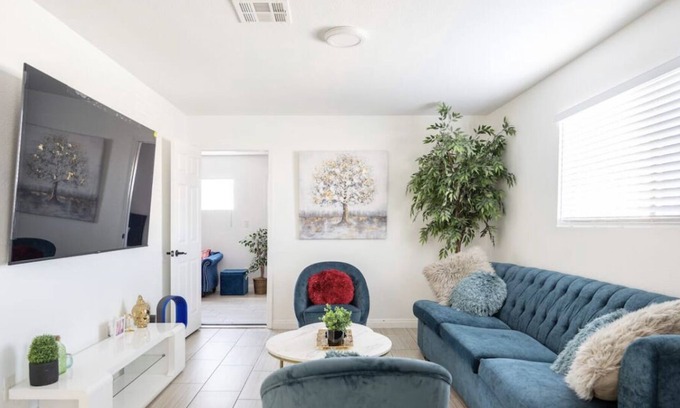 Chinatown House | Lush Modern Desert Inn 5 mins to Strip and Convention Fast Wifi 5 TVs Recliners