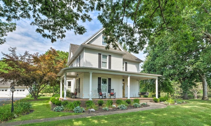 Edinburg House | Lush, Modern Farmhouse w/Mtn Views & Sunroom