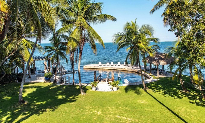 Islamorada Cottage | Lush tropical plantings in a gated compound located directly on the Florida Bay