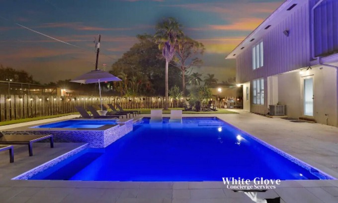 Deerfield Beach Villa | LUX 6BR 4Bath Htd Pool & Jacuzzi Mini Golf G-Room