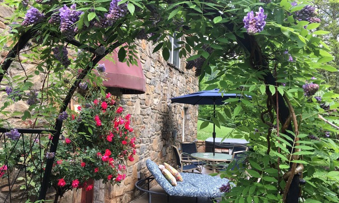Asheville Apartment | LUX APT ~ PRIVATE HOT TUB ~ MTN VIEWS ~ 2M DOWNTOWN