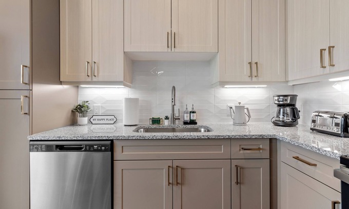 McNeil Apartment | Lux King Suite | Gym | Pool | AC | Domain Mall