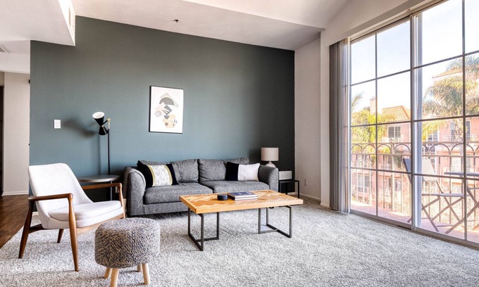 La Brea Apartment | Lux Mid-Wilshire 2BR w/Sundeck, BBQ, near The Grove, by Blueground