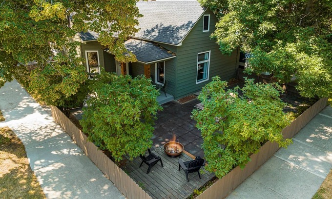 North End House | Lux North End Gem w/Gourmet Kitchen and Spa-Inspired Master Bathroom | 10 min Walk to Hyde Park