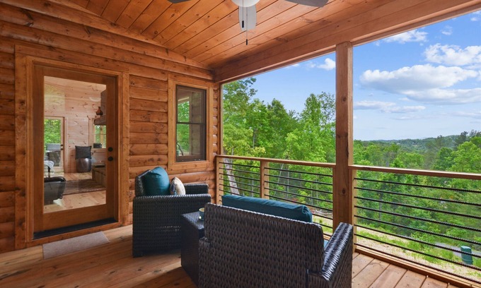 Blue Ridge Cabin | LUX retreat + 3 miles to DT + Hot tub + Fire Pit