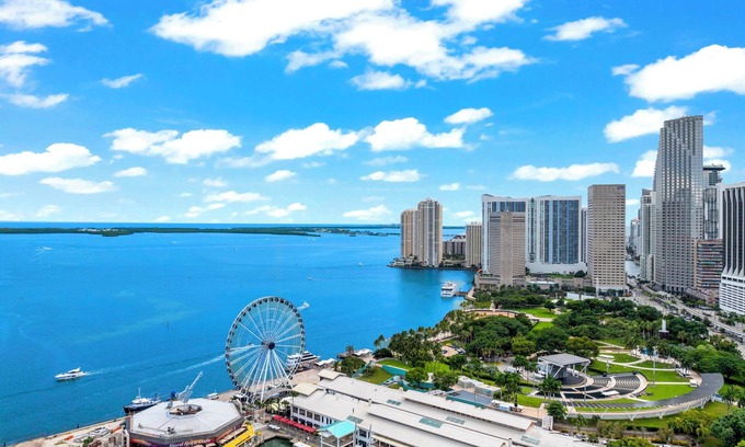 Downtown Miami Apartment | Lux Studio W City Views and Pool