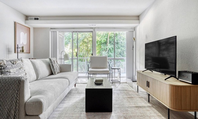Sunnyvale West Apartment | Lux Sunnyvale 1BR w/W/D, Gym & Pool, 10 min to FB & Google, by Blueground